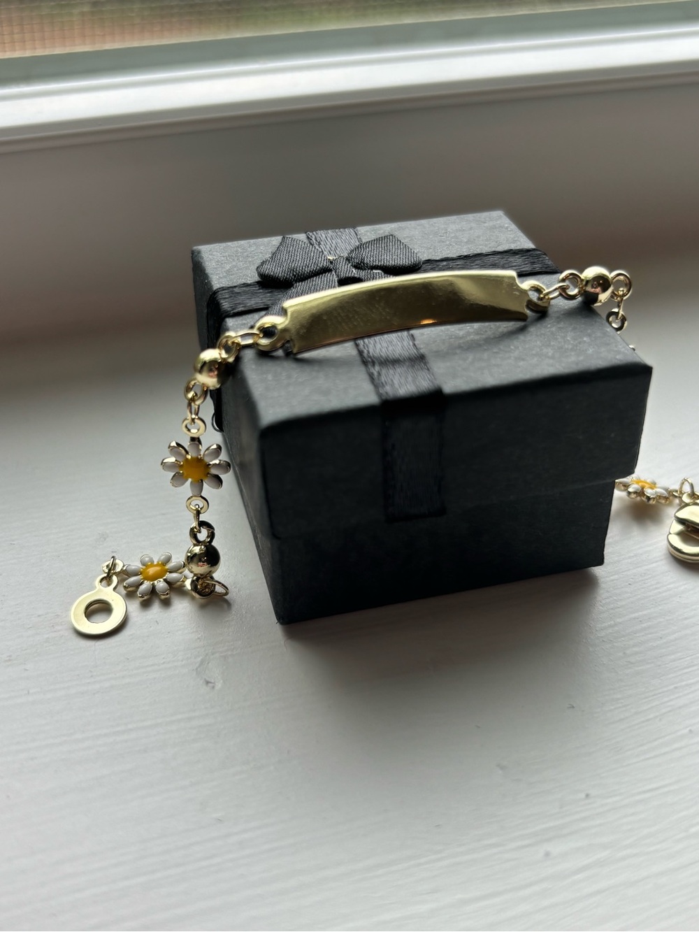 Gold Plated Daisy Nameplate Bracelet Floral Chain ID Petite Bracelet Cute Trendy - Picture 4 of 8